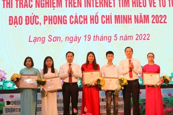 Đại diện lãnh đạo Tỉnh ủy Lạng Sơn trao giải Nhất cho các thí sinh tham dự Cuộc thi.