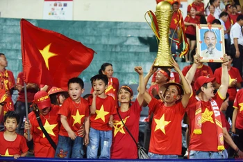 Người hâm mộ hân hoan sau chiến thắng của đội tuyển Việt Nam. (Ảnh: TRẦN HẢI)