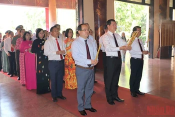 Lãnh đạo tỉnh Đồng Nai dâng hương Chủ tịch Hồ Chí Minh tại Văn miếu Trấn Biên.
