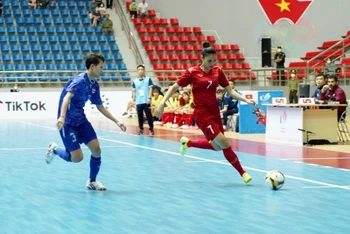 Pha tranh bóng của đội tuyển futsal nữ Việt Nam và Thái Lan trong trận chung kết.