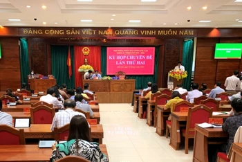 Chủ tịch Hội đồng nhân dân tỉnh Đắk Lắk Y Vinh Tơr phát biểu tại kỳ họp.
