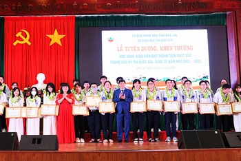 Lãnh đạo UBND tỉnh Đắk Lắk và Sở Giáo dục và Đào tạo tỉnh trao tặng bằng khen, giấy khen cho các học sinh đạt thành tích xuất sắc trong các kỳ thi quốc gia, quốc tế năm học 2021-2022. 