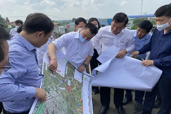 Đoàn công tác Ủy ban Kinh tế của Quốc hội khảo sát thực địa Dự án đường Vành đai 3 tại điểm giao cắt cuối tuyến Vành đai 3 với cao tốc Thành phố Hồ Chí Minh-Trung Lương thuộc địa bàn tỉnh Long An.