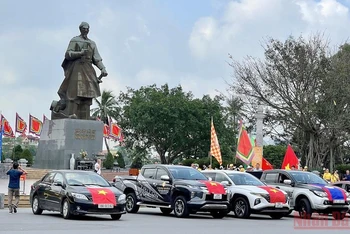 Hội Cổ động viên bóng đá Nam Định diễu hành trước tượng đài Quốc Công Tiết Chế Hưng Đạo Đại Vương Trần Quốc Tuấn để “hâm nóng” không khí trước trận đấu.