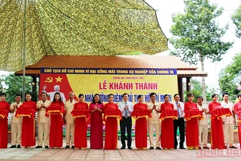 Lãnh đạo tỉnh Bến Tre cắt băng khánh thành công trình Nhà tưởng niệm Chủ tịch Hồ Chí Minh.