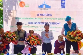 Tặng hoa các hộ dân được hỗ trợ xây nhà tại huyện Quảng Ninh.