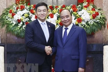 Chủ tịch nước Nguyễn Xuân Phúc tiếp Chủ tịch Quốc hội Cộng hòa Singapore Tan Chuan-Jin. (Ảnh: Thống Nhất/TTXVN)