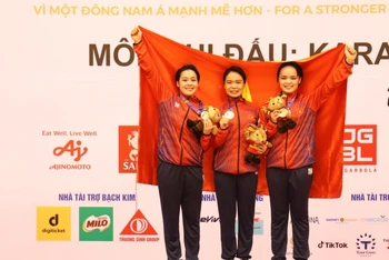 Bộ ba vận động viên, gồm: Nguyễn Thị Phương, Lưu Thị Thu Uyên, Nguyễn Ngọc Trâm giành Huy chương Vàng.