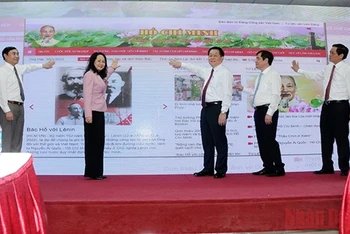 Các đại biểu bấm nút ra mắt giao diện mới Trang thông tin điện tử Hồ Chí Minh. (Ảnh: Báo Điện tử Đảng Cộng sản Việt Nam)