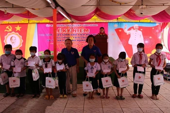 Đại diện Ban liên lạc Cựu chiến binh Trung đoàn 174, Sư đoàn 5 trao tặng quà cho học sinh nghèo vượt khó, học giỏi... trên địa bàn xã Thái Bình Trung, huyện Vĩnh Hưng, tỉnh Long An. 