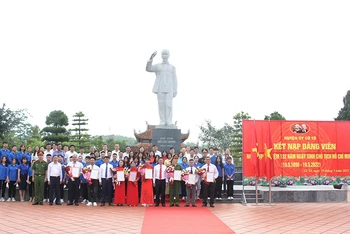 Lãnh đạo huyện Cô Tô và các đảng viên mới, đảng viên chính thức chụp ảnh lưu niệm dưới tượng đài Chủ tịch Hồ Chí Minh trên đảo.