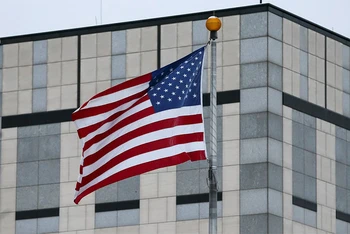 Cờ của Mỹ tại Đại sứ quán của nước này tại Kiev, Ukraine, ngày 24/1/2022. (Ảnh: Reuters)