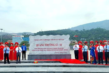 Lãnh đạo Tập đoàn Công nghiệp Than-Khoáng sản Việt Nam và thành phố Cẩm Phả cắt băng gắn biển công trình Quảng trường 12/11.