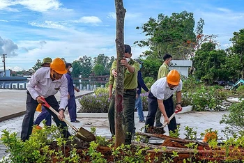 Cấp ủy, chính quyền thành phố Cà Mau trồng cây xanh tại khu vực bờ hồ Vân Thủy. 