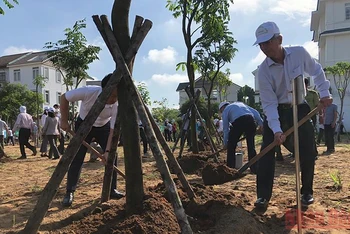 Phó Chủ tịch Ủy ban nhân dân Thành phố Hồ Chí Minh Võ Văn Hoan (bên phải) trồng cây xanh tại Lễ phát động "Tết trồng cây đời đời nhớ ơn Bác Hồ" năm 2022. 