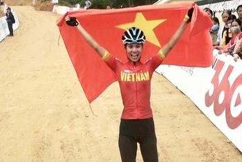 Đinh Thị Như Quỳnh vừa giành huy chương vàng nội dung đua xe đạp băng đồng.