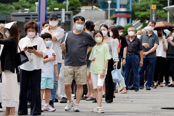 Người dân xếp hàng chờ đến lượt xét nghiệm Covid-19 tại một nhà ga ở Seoul, Hàn Quốc, tháng 7/2021. (Ảnh: Reuters)