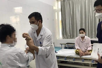 Bác sĩ Nguyễn Trung Nguyên đánh giá chức năng vận động cho bệnh nhân.