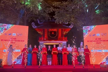Các đại biểu khai mạc Lễ hội Ẩm thực và Du lịch làng nghề Hà Nội năm 2022.