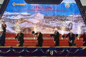 Lãnh đạo Ủy ban nhân dân tỉnh cùng các đại biểu làm lễ khởi công dự án cáp treo Mẫu Sơn.
