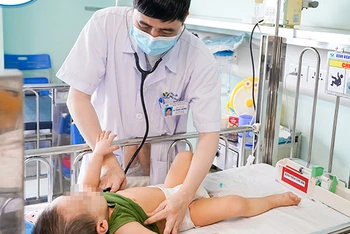 Trẻ em có nhiều nguy cơ nhiễm các bệnh sốt xuất hyết, tay chân miệng... trong thời tiết khí hậu nóng ẩm.
