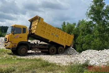 Bắt quả tang xe tải ben đổ trộm chất thải rắn công nghiệp ra môi trường.