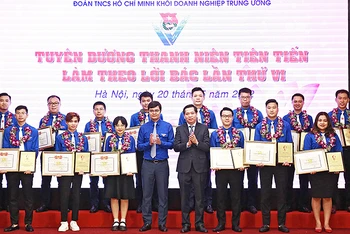 Các đồng chí Nguyễn Long Hải, Bùi Quang Huy (thứ 4 và 5 từ phải qua trong ảnh) trao chứng nhận tặng các thanh niên tiên tiến làm theo lời Bác của Khối Doanh nghiệp Trung ương.