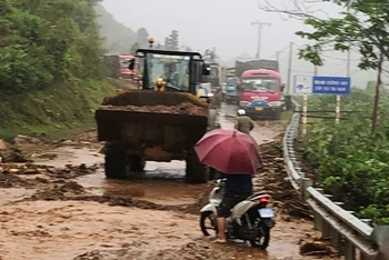 Nhiều tuyến đường ở Lai Châu bị sạt lở do mưa lớn, gây ách tắc giao thông cục bộ.
