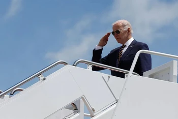 Tổng thống Biden lên máy bay bắt đầu chuyến công du châu Á, ngày 19/5. (Ảnh: Reuters)