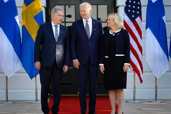 Tổng thống Mỹ Joe Biden (giữa), Thủ tướng Thụy Điển Magdalena Andersson (phải) và Tổng thống Phần Lan Sauli Niinisto. (Ảnh: Getty Images/TTXVN)