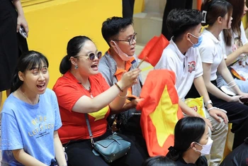 Đan và Thương trong một buổi cổ vũ các vận động viên Việt Nam tại nhà thi đấu Tây Hồ. (Ảnh: SƠN BÁCH)