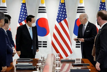 Tổng thống Hàn Quốc Yoon Suk-yeol và Tổng thống Mỹ Joe Biden tiến hành hội nghị thượng đỉnh tại thủ đô Seoul, ngày 21/5. (Ảnh: Reuters)
