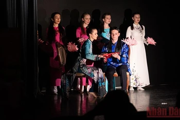 Vở kịch “Mỵ Châu-Trọng Thủy” do các bạn sinh viên Nga vào vai. (Ảnh: Thanh Thể)