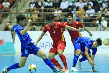 Đội tuyển futsal nam Việt Nam (áo đỏ) giành Huy chương Đồng SEA Games 31. (Ảnh: VFF)