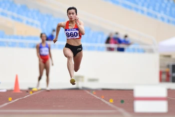 Vũ Thị Ngọc Hà - 860 bất ngờ vượt qua nhiều ứng cử viên để giành Huy chương Vàng môn nhảy xa nữ với thành tích 6,39m trong chiều 16/5.