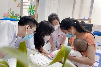 Tiến sĩ Nguyễn Việt Hoa khám cho trẻ em bị dị tật tiết niệu sinh dục.