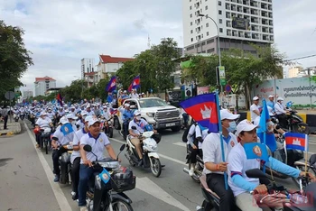 Đảng viên CPP và những người ủng hộ diễu hành tại thủ đô Phnom Penh. (Ảnh: Sơn Xinh) 