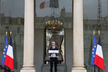 Ông Alexis Kohler, Chánh Văn phòng Tổng thống, thông báo quyết định bổ nhiệm các thành viên của chính phủ mới tại Điện Élysée. (Ảnh: BFMTV)