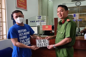 Người dân xã Vĩnh Lộc B, huyện Bình Chánh đăng ký thành công biển số xe máy tại trụ sở UBND xã. 
