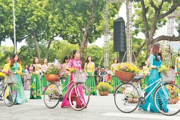 Hoạt động văn hóa - nghệ thuật tại không gian phố đi bộ hồ Hoàn Kiếm.