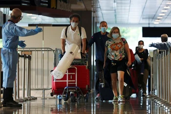 Hành khách tại sân bay quốc tế Changi của Singapore. (Ảnh: Reuters)
