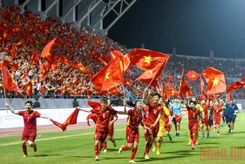 Đội tuyển bóng đá nữ Việt Nam ăn mừng chiến thắng giành chức vô địch SEA Games 31. (Ảnh: THÀNH ĐẠT)