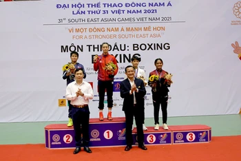 Ban tổ chức trao Huy chương Vàng cho Nguyễn Thị Tâm và các vận động viên.