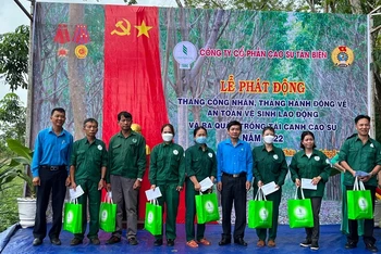 Lãnh đạo Công ty Cổ phần Cao su Tân Biên trao quà tặng công nhân các nông trường nhân Tháng Công nhân năm 2022.