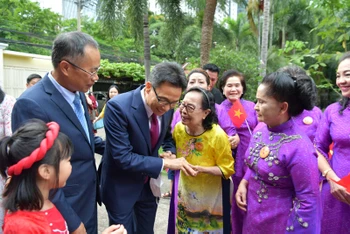 Bà con người Việt tại Thái Lan xúc động khi được đón Phó Thủ tướng Vũ Đức Đam.