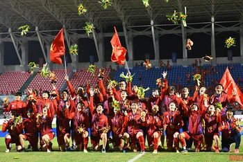 Đội tuyển bóng đá nữ Việt Nam đón nhận Huy chương Vàng SEA Games 31. Ảnh: THÀNH ĐẠT