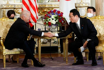 Thủ tướng Nhật Bản Kishida Fumio và Tổng thống Mỹ Joe Biden tại Tokyo, ngày 23/5. (Ảnh: Reuters)