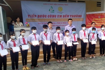 Trao tặng học bổng cho các em học sinh nghèo vượt khó xã Hòa Ân và Thông Hòa, huyện Cầu Kè.