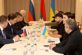 Phái đoàn Nga (trái) và Ukraine tại cuộc đàm phán ở vùng Gomel, Belarus, ngày 28/2/2022. (Ảnh: BelTA/Reuters)