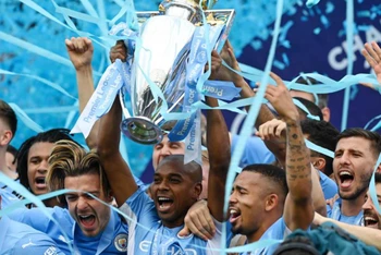 Các cầu thủ Man City nâng cao Cúp vô địch Ngoại hạng Anh sau 38 vòng đấu. (Ảnh: Skysports)